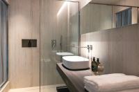Zimmer mit Queensize-Bett und Balkon