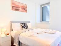 2-Bed Suite, 20 Mins to Central London, Sleeps 6 BP29 - Ferienwohnung London