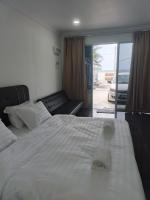 Zimmer mit Kingsize-Bett und Meerblick