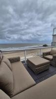 Penthouse met groot terras & frontaal zeezicht - Chambres d'hôtes Blankenberge