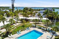 Pirate's Paradise Manasota Key Beach Condo Dock & Pool - B&B Englewood