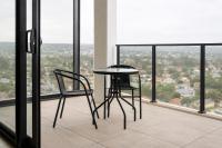 Prestige 2BR Stay with Ocean Views - Rooftop and Cinema - B&B Wogamia