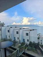 Azure & Pearl, Sea View Beach & City Apt for 4 - B&B Vlorë