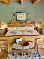 Zimmer mit Kingsize-Bett und Gartenblick. 