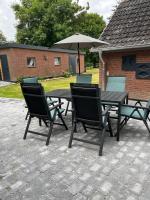 Dat lütte Feldhus Landhaus mit Garten und Zaun - B&B Glasau