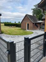 Dat lütte Feldhus Landhaus mit Garten und Zaun - B&B Glasau
