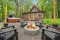 A-Frame Retreat - Hot Tub Fire Pit & Fireplace - B&B Locust Lakes Village