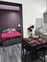 Stylish Burgundy Escape In The Heart Of City - Bed and Breakfast Birmingham