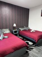 Stylish Burgundy Escape In The Heart Of City - Bed and Breakfast Birmingham