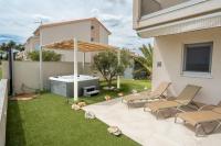 Beachfront Reiterer Villa V1 with Jacuzzi 30 meters from the Beach - CROWONDER LUXURY RENT - B&B Privlaka