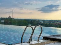 Modern Muji Studio Condo with Swimming Pool, Free Netflix WiFi near Lake Garden Zoo - Chambres d'hôtes Taiping