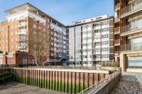 Riverside 3-bed Apartment - Free Parking - Sleeps 8 - Stunning Thames River View - Bed and Breakfast Londen
