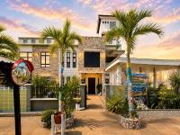 REEF HOUSE BACNOTAN beige sand beach front with Swimming pool - Bed and Breakfast Bacnotan