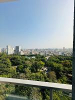 Habitación con cama extragrande y vistas al jardín 