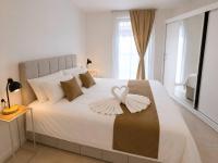 Luxury 1BR & Sofa Bed, Patio, 7min to the Beach - B&B Ostend