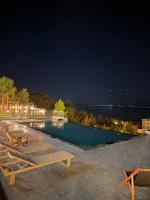 Lakeside Villas & Jacuzzi Suites - Chambres d'hôtes Shirokë