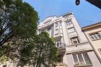 Steps from the Basilica Stylish 2BR City Hideaway - B&B Budapest