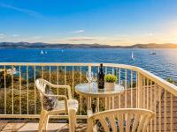 Seaside Serenity: Panoramic Waterfront Retreat - B&B Suntop
