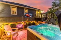Neon Vibes Outdoor TV Hot Tub Arcade Room - B&B Canyon Lake