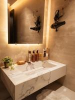Noir, 1BR, Gulberg, MM Alam, Self-check-in, Pool - Bed and Breakfast Lahore