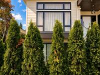 Brand New Spacious 2BR & Large Den Bright Suite, Laundry, 75" TV, Dishwasher, 4min to Bus Shops - Chambres d'hôtes North Vancouver