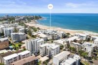 Retro Coastal Retreat with Pool and Kings Beach Views - B&B Caloundra