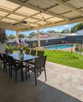 Wine Country Family Retreat with Heated Pool - B&B Cessnock