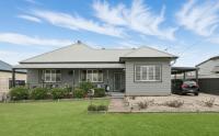 Wine Country Family Retreat with Heated Pool - B&B Cessnock
