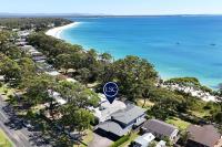 The White House Beachfront Pool and Bay views - B&B Vincentia