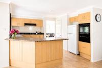 Leafy Retreat - spacious holiday home near harbour - B&B Ulladulla