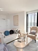 StayAU Elegant 3BR Penthouse with Stunning Views - Bed and Breakfast Ballarat