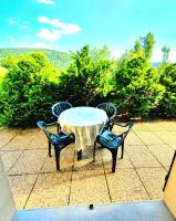 Charmant chalet - appartement avec chambre - terrasse - jardin- parking - proche toutes commodités et lac - calme - lisière de forêt - B&B Gérardmer
