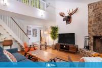 Cozy cabin w hot tub & wraparound deck - B&B Berkeley Springs