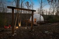 Glamping Dome w Hot Tub Fire Pit & River Access - B&B Wardensville
