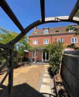 Premium Modern 3 large bedrooms 2 bathrooms 1 Guest WC Townhouse in country Park - B&B Bedford