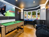 Large 4-Bed House with Hot Tub and Free Parking - Chambres d'hôtes Bournemouth
