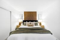 DT Luxury 4BR Home Sleeps 14 with 85 TV & Parking - Bed and Breakfast Toronto