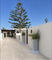 Sea Whisper Suites with private Cycladic patio and heated pool - sea side - B&B Perivolos