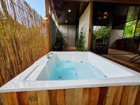 Refugio Eden Luxury Cabin with Private Jacuzzi - B&B Agua Azul