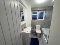 Stylish 2BR, Fast Wifi with balcony - B&B Londra