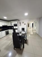 Casa amplia-4habitaciones-cerca al metro y estadio - B&B Medellín