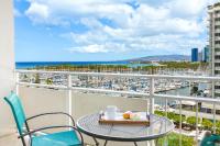 Ocean-Marina Sunset Views Condo with Full Kitchen at Ilikai Hotel by Beach - Bed and Breakfast Honolulu