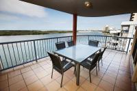 Three-Bedroom Apartment with River View (1 Queen and 4 Single Beds)