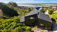 Ocean Views at Rapanui Lodge- 4BR Gem with Parking - B&B Christchurch