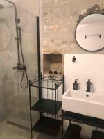 Charming natural stone house with private garden - B&B Gedići