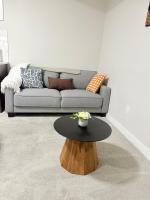 Cozy Two Bedroom Secondary Suite - Ferienwohnung Calgary