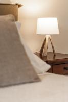 Zimmer mit Kingsize-Bett und Seeblick