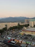 Modern Seven Hills Apartment with Mountain View - B&B Almatý