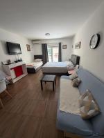 Quiet Studio Bečići Garage available 5 e per day - B&B Boreti