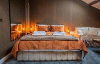 Starfall Designer Studio - Super King Bed - Lift - B&B Halifax